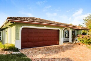 22025 Flanders Ct in Boca Raton, FL - Building Photo