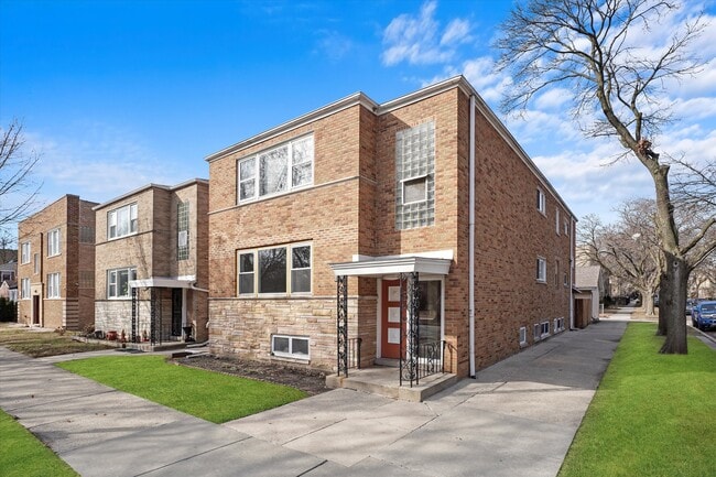 7056 N Rockwell St, Unit 1st floor, Unit 1st floor