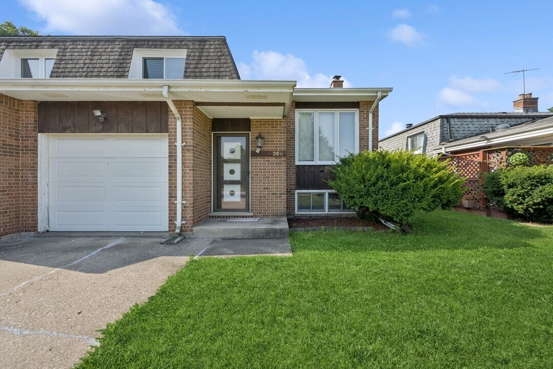 366 Manning Dr in Wood Dale, IL - Foto de edificio