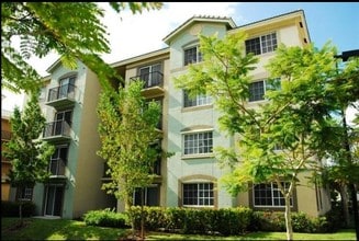 Harbour Cove Apartments in Hallandale Beach, FL - Building Photo - Building Photo