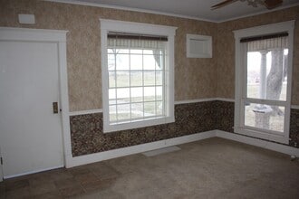 402 S Clark St in Pella, IA - Building Photo - Building Photo