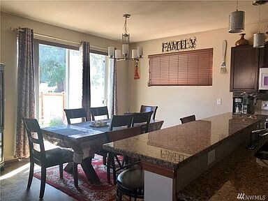 469 NE Nantucket St in Bremerton, WA - Foto de edificio