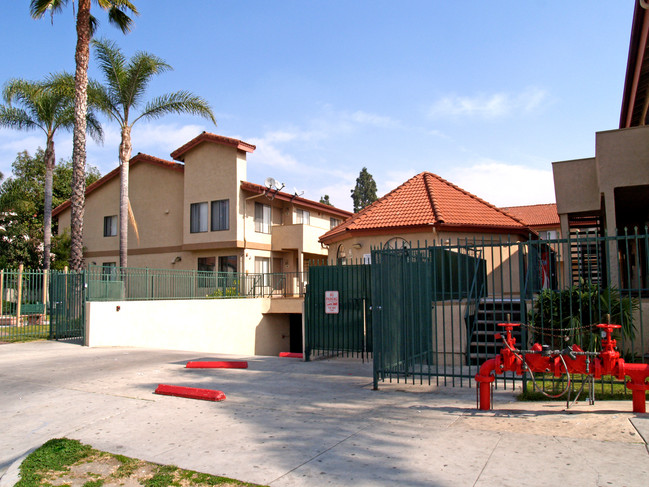 Las Casas Apartments in Anaheim, CA - Building Photo - Building Photo