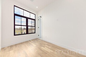 24 Marconi Pl in Brooklyn, NY - Building Photo - Building Photo