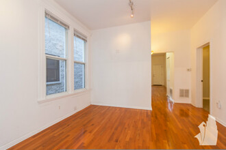 1043 W Grace St, Unit 2 in Chicago, IL - Building Photo - Building Photo