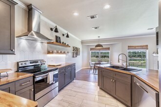 195 Watts Ln in Canyon Lake, TX - Foto de edificio - Building Photo