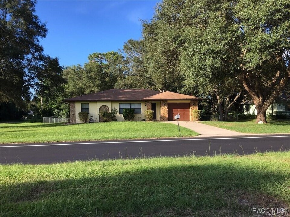 9282 N Citrus Springs Blvd in Citrus Springs, FL - Foto de edificio