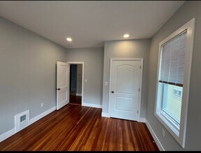 31 Faywood Ave, Unit 2 in Boston, MA - Foto de edificio - Building Photo