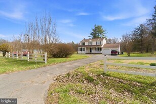 20040 Bobwhite Ln in Sterling, VA - Building Photo