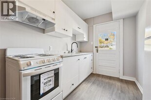 906 King St E in Cambridge, ON - Building Photo