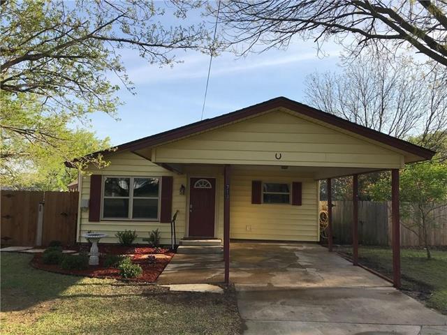 713 W 2nd St in Justin, TX - Building Photo