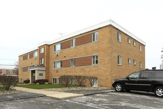 Center Terrace Apartments in Mentor, OH - Building Photo - Building Photo