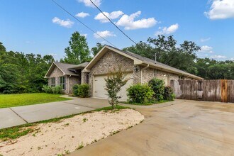 3092 Grady Tolbert Rd in Navarre, FL - Foto de edificio - Building Photo