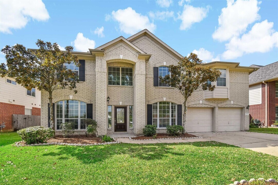 8019 Spring Bluebonnet Dr in Sugar Land, TX - Building Photo