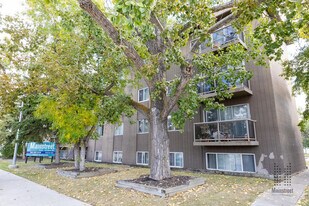 Oasis Apartments in Edmonton, AB - Building Photo