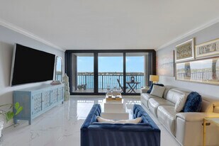 130 Lakeshore Dr in North Palm Beach, FL - Building Photo