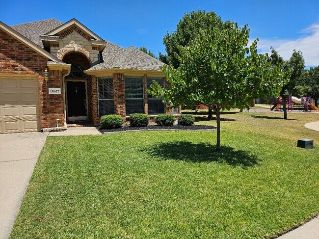 11612 Wild Pear Ln in Fort Worth, TX - Foto de edificio - Building Photo