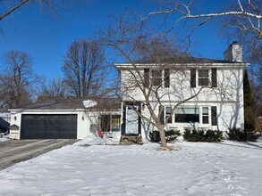 308 E Spooner Rd in Fox Point, WI - Building Photo - Building Photo