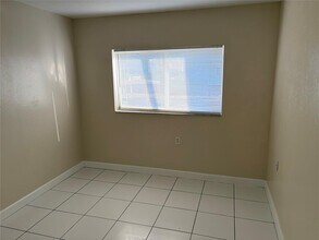 1153 Lake Victoria Dr, Unit B in Royal Palm Beach, FL - Building Photo - Building Photo