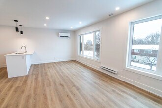 142 Young St in Ottawa, ON - Building Photo - Building Photo