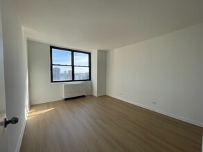 200 E 27th St in New York, NY - Building Photo - Building Photo