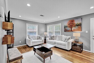 5516 Chenevert St in Houston, TX - Foto de edificio - Building Photo