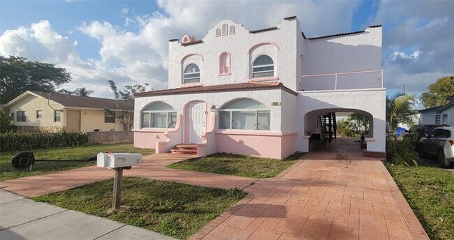 1907 Grant St in Hollywood, FL - Foto de edificio - Building Photo