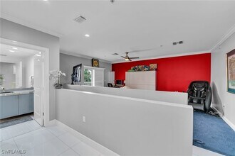 2080 W First St in Ft. Myers, FL - Foto de edificio - Building Photo