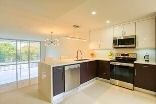 535 Oaks Dr, Unit 535 Oaks Drive 510 in Pompano Beach, FL - Building Photo