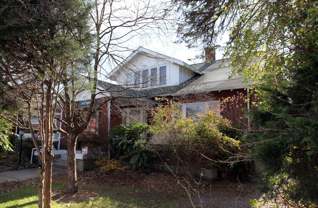 320 W 4th Ave in Hendersonville, NC - Foto de edificio - Building Photo