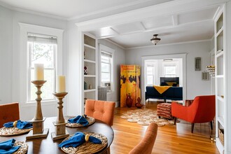 1051 Massachusetts Ave, Unit 3 in Arlington, MA - Foto de edificio - Building Photo
