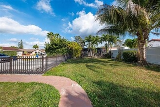 2348 SW 138th Pl in Miami, FL - Foto de edificio - Building Photo