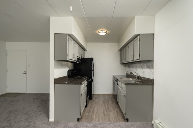 Merion Trace Apartments in Upper Darby, PA - Building Photo - Interior Photo