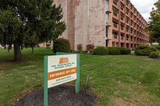 The Apartments on Second Street in Cuyahoga Falls, OH - Foto de edificio - Building Photo