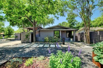 2015 Eaton Ln in Austin, TX - Building Photo - Building Photo