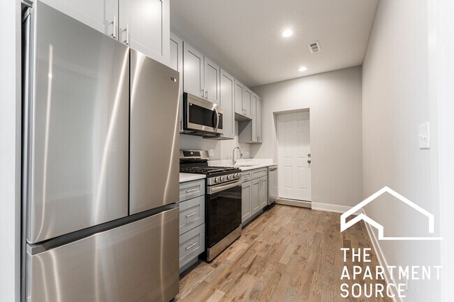 926 W 32nd Pl, Unit 2F in Chicago, IL - Building Photo - Building Photo