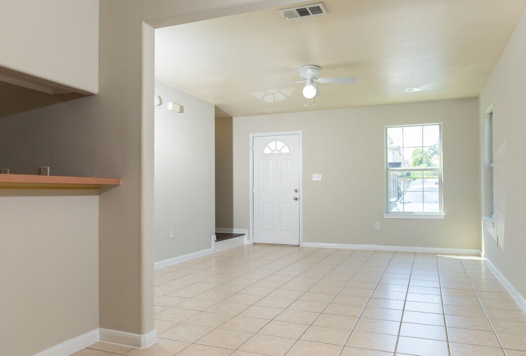 819 Tidwell Rd in Houston, TX - Building Photo