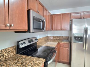 11501 NW 89th St, Unit 2 in Doral, FL - Building Photo - Building Photo