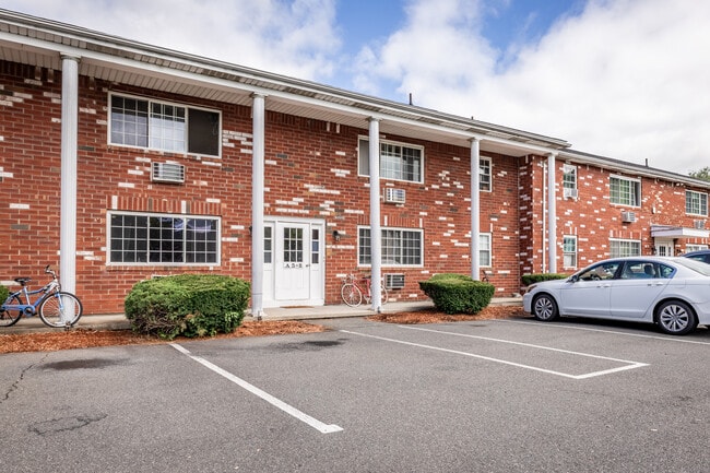 Lantern Court Apartments in Sunderland, MA - Building Photo - Building Photo