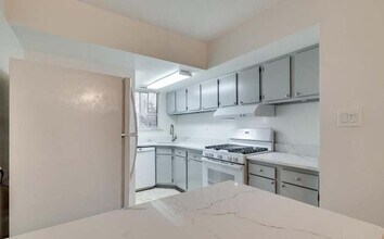 3700 N Rosser St, Unit 201 in Alexandria, VA - Foto de edificio - Building Photo