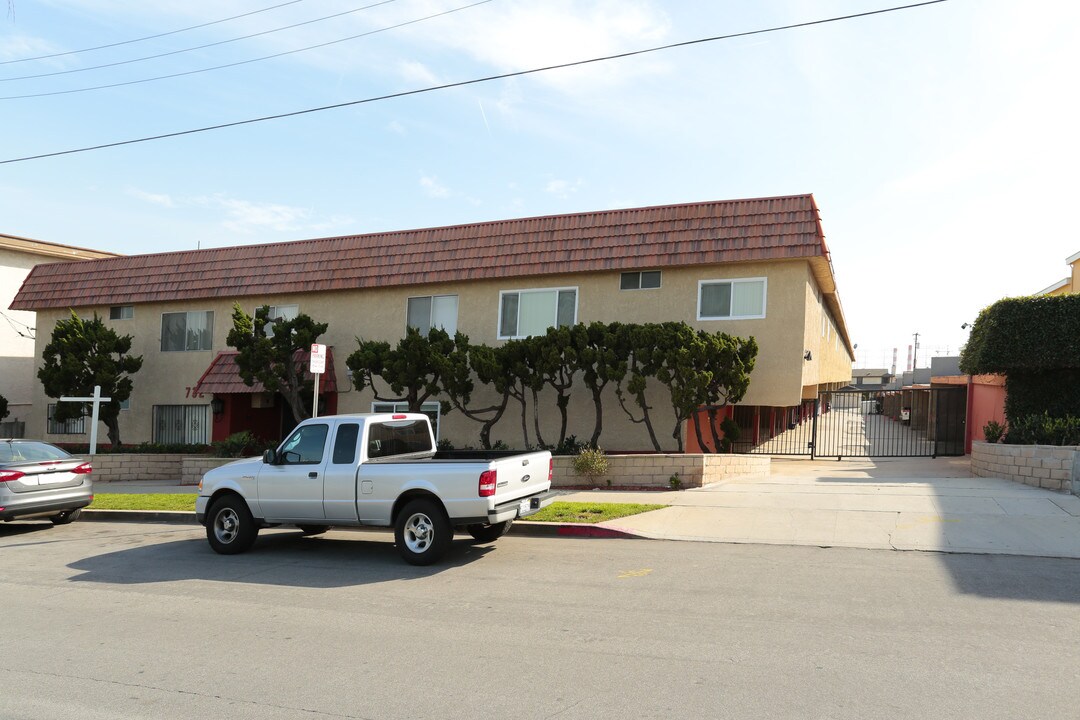 732 W Imperial Ave in El Segundo, CA - Building Photo