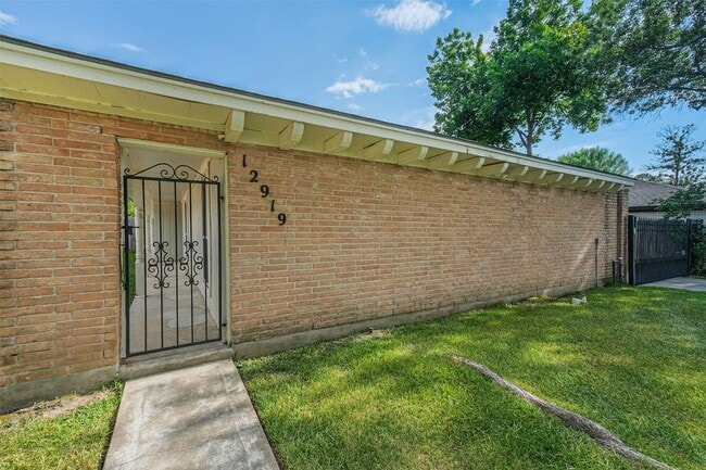 12919 Westella Dr in Houston, TX - Building Photo - Building Photo