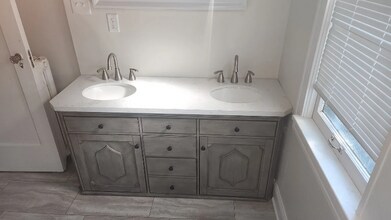 2608 E Newport Ave in Milwaukee, WI - Foto de edificio - Building Photo