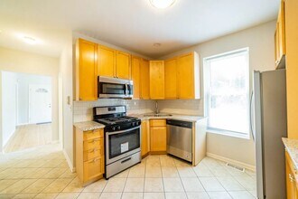 1300 E 72nd St in Chicago, IL - Building Photo - Building Photo
