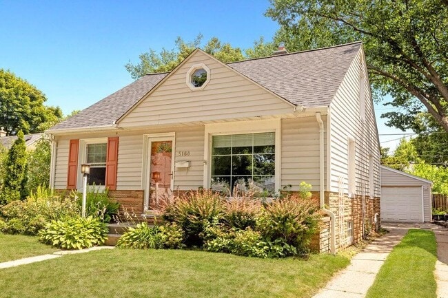 5160 N Bay Ridge Ave in Whitefish Bay, WI - Building Photo - Building Photo