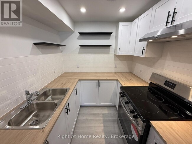 237 Benninger Dr in Kitchener, ON - Building Photo - Building Photo