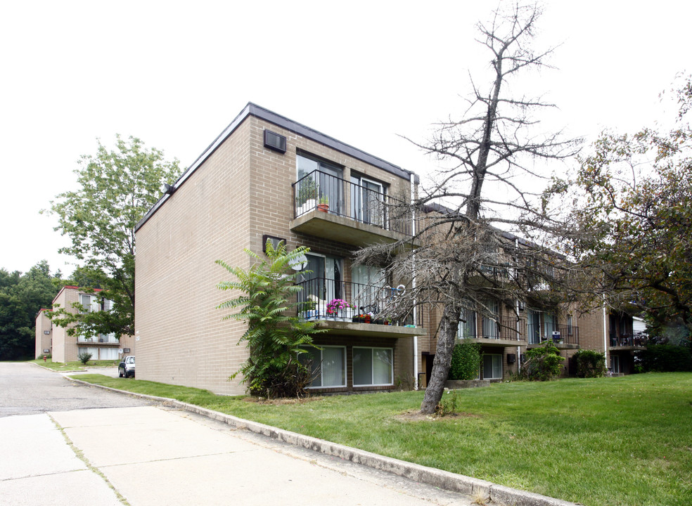 Alexander Garden Apartments in Akron, OH - Building Photo