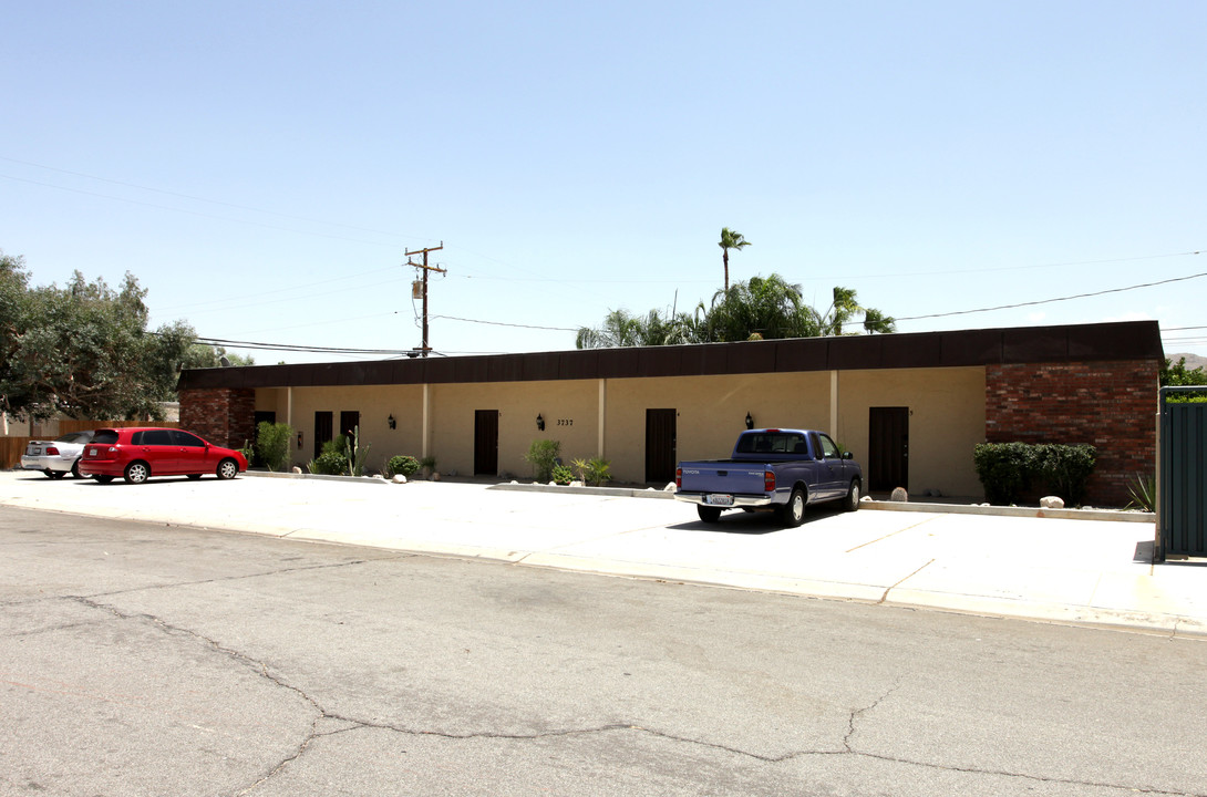 3737 E Calle De Carlos in Palm Springs, CA - Foto de edificio