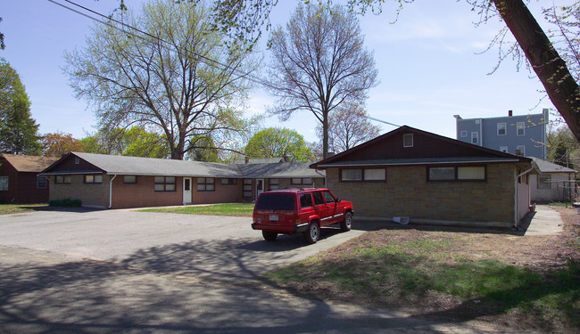 43-51 Thomas St in Chicopee, MA - Foto de edificio - Building Photo