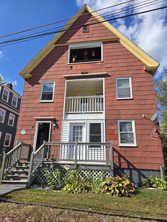 10 Windsor Ct-Unit -2 in Southbridge, MA - Building Photo